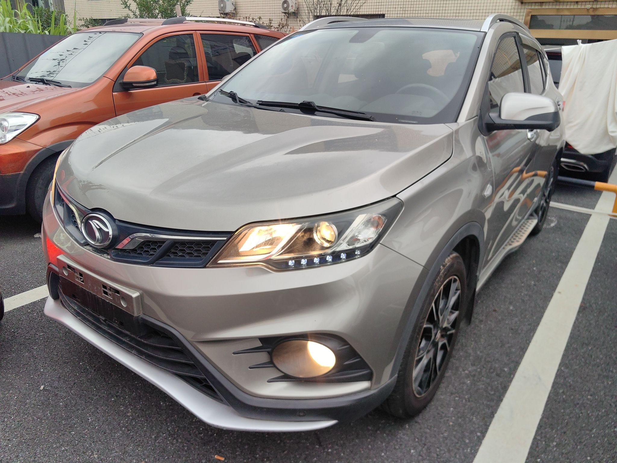 Под передней частью автомобиля