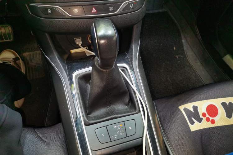 Used Peugeot 408 2015 1.2T Automatic Luxury Edition Gear Lever