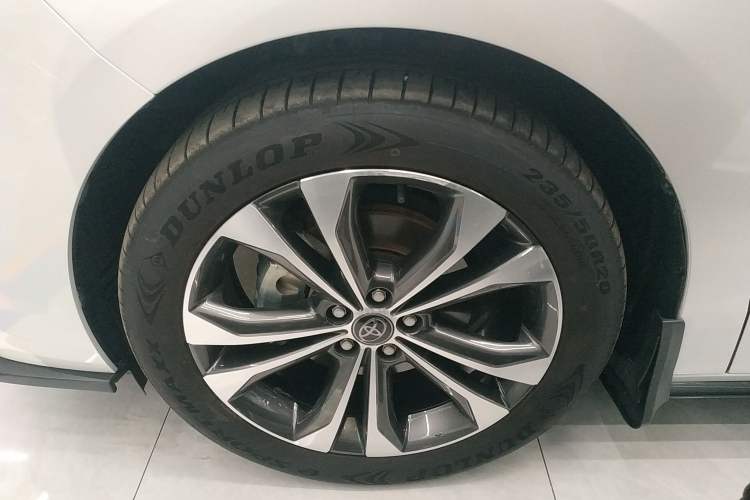 Used Toyota Granvia 2022 2.5L Hybrid Premium Edition Left Front Wheel Hub