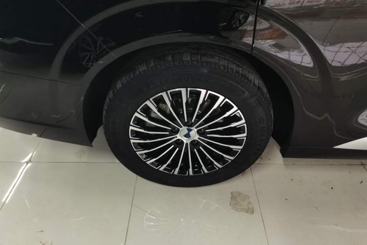 Used Denza D9 2022 DM-i 1040 Prestige Model