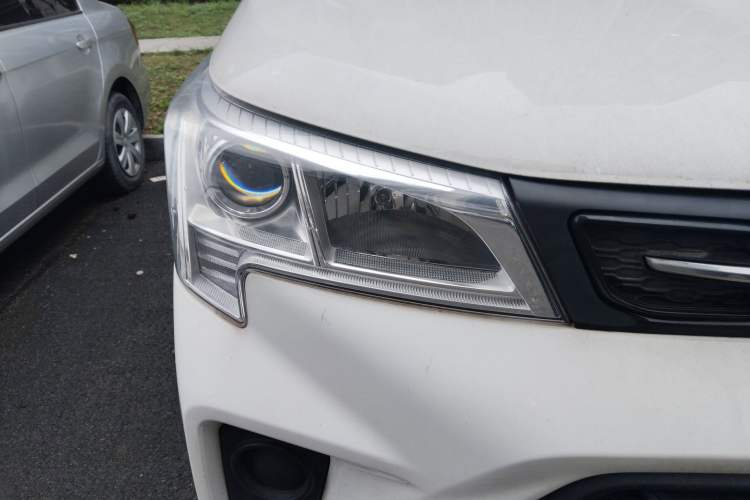 Used Dongfeng Fengon 380 2022 1.5L Standard Edition 7-Seater Passenger Vehicle Right Front Headlight