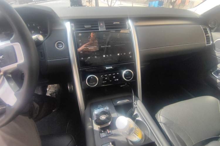 Used Land Rover Discovery 2024 360 PS Dynamic SE Audio And AC Panel