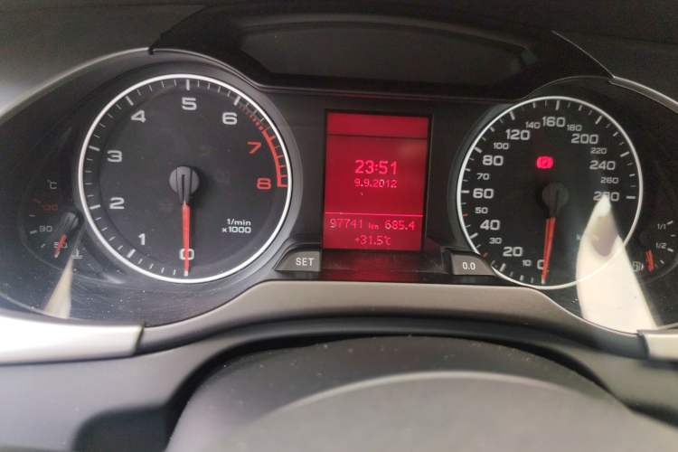 Used Audi A4L 2012 2.0 TFSI automatic Comfort trim level Odometer Close Up