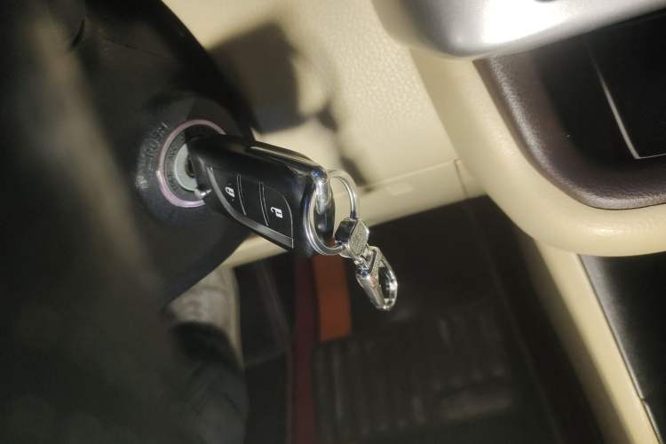 Used Toyota Highlander 2018 2.0T Two-Wheel Drive Elite Version 5 Seats China VI Standard Vehicle Key