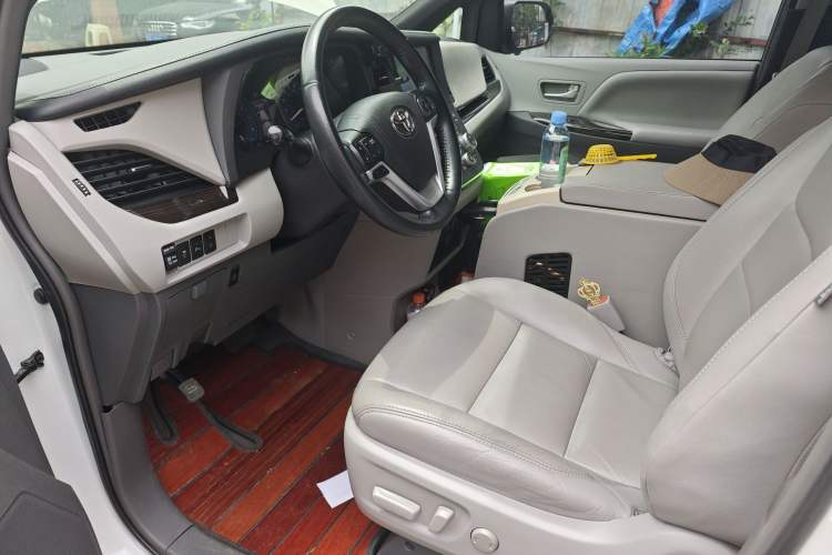 Used Toyota SIENNA 2018 3.5L 2WD Limited 7-Seater Canadian Version