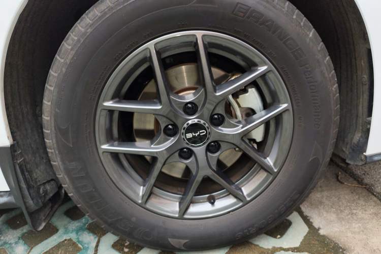 Used BYD Seal 06 New Energy 2024 DM-i 80KM Luxury Model Right Front Wheel Hub