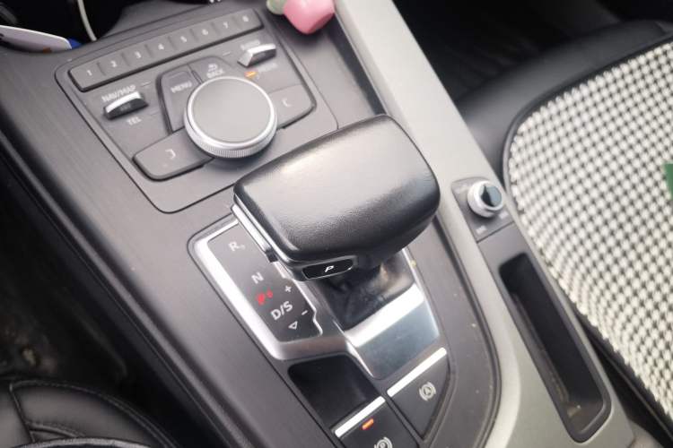 Used Audi A4L 2018 30th Anniversary Edition 40 TFSI Trendy Model Gear Lever