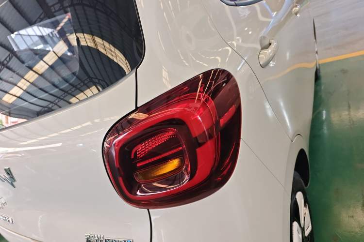 Used Wuling Hongguang MINIEV 2025 Four-Door Version Advanced Edition Right Rear Taillight