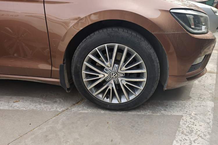 Used Volkswagen Lamando 2015 330TSI DSG Luxury Edition Right Front Wheel Hub