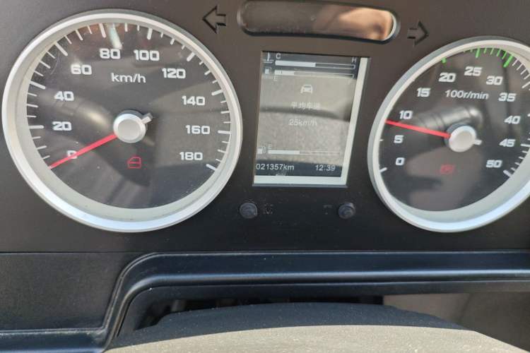 Used Iveco Daily 2020 2.8T A35 Passenger Van Single-Tire Mid-Roof Design 10–11 Seats China VI Standard
