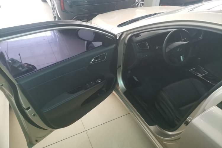 Used Hyundai Mistra 2014 1.8L Automatic Smart GLS Interior 3