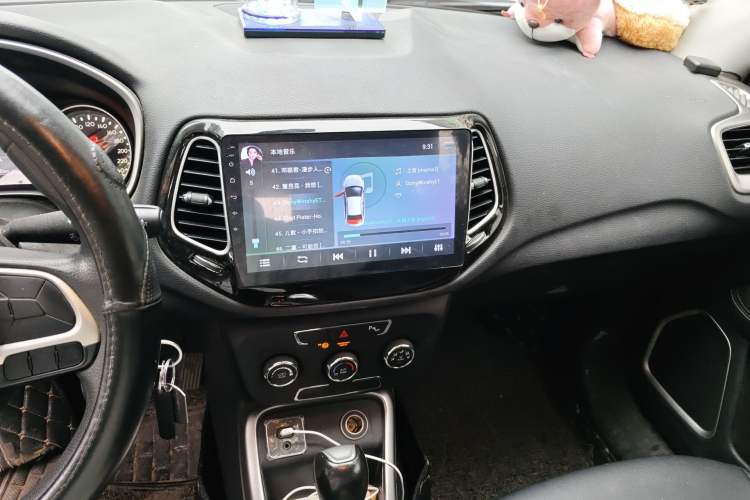 Used Jeep Compass 2017 200T Automatic Comfort Edition Audio And AC Panel