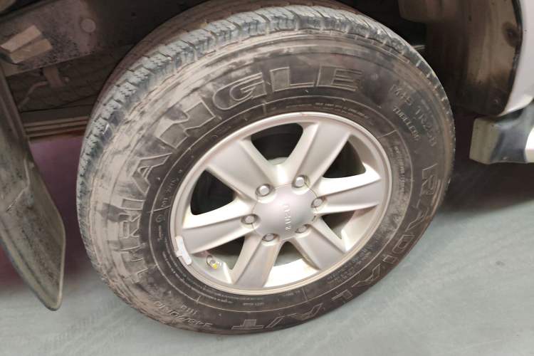 Used Isuzu D-MAX 2015 2.5T Two-Wheel Drive Automatic High-Performance Elite Version 4JK1