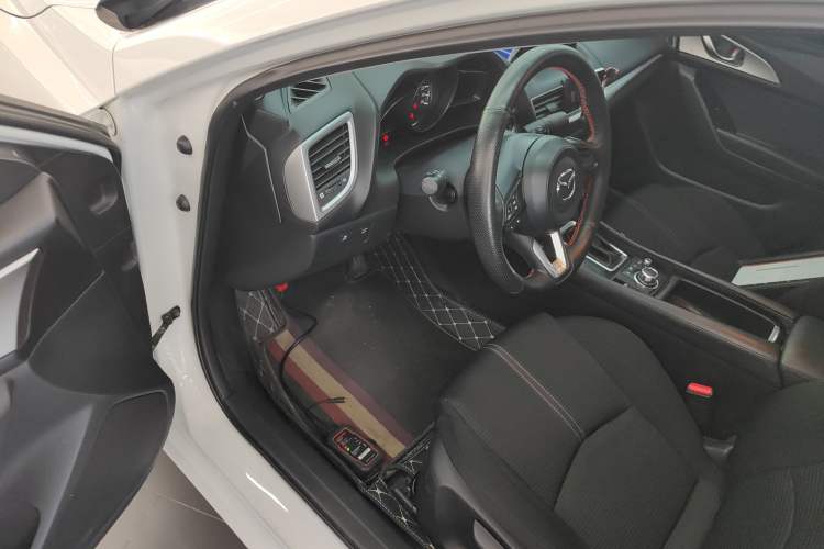 Used Mazda 3 Axela 2017 Sedan 1.5L Automatic Luxury Model Emission Standard China V
