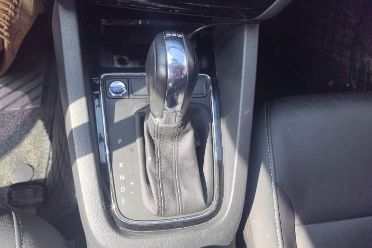 Used Volkswagen Sagitar 2018 280TSI DSG Ignite Edition Gear Lever