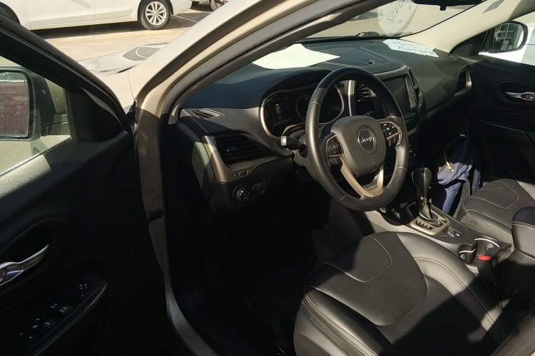 Used Jeep Cherokee 2016 2.0L Superior Edition