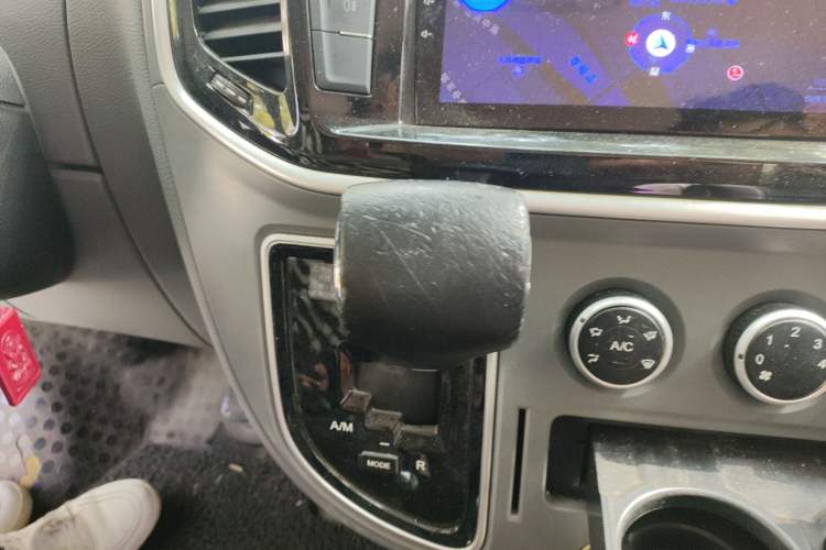 Used SAIC MAXUS Xintu V80 2019 2.5T Classic AMT Aoyuntong Short Wheelbase Mid-Roof 5/6-Seater