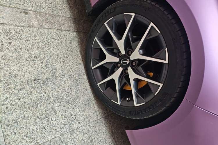 Used GAC Trumpchi EMPOW 2021 270T DCT J16 Version Right Front Wheel Hub