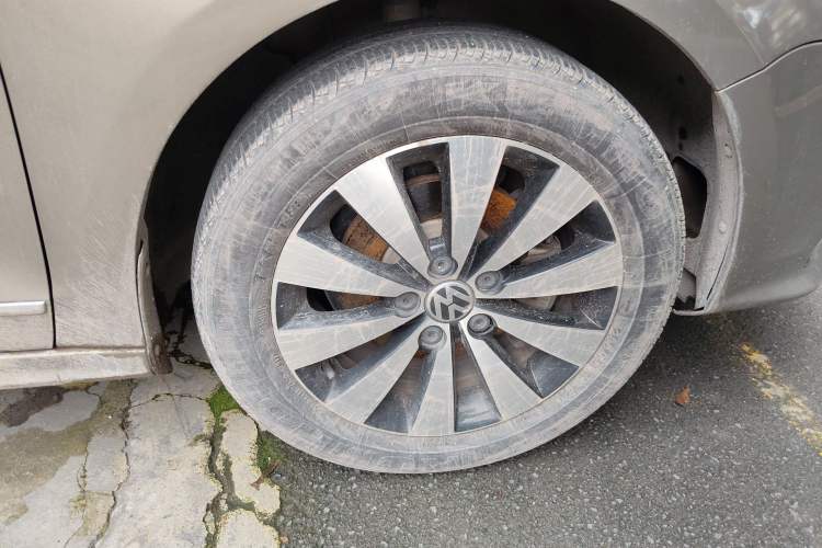 Used Volkswagen Sagitar 2017 1.6L Automatic Comfort Model Right Front Wheel Hub