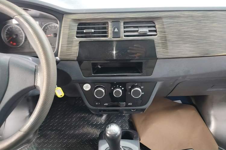 Used Jinbei Hiace X30 2023 1.5L Super-Enjoyment Van 2/5 Seats Non-Air-Conditioned Version SWC15M