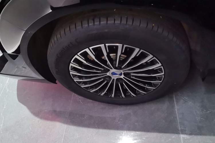 Used Denza D9 2025 DM-i Intelligent Drive 1020 Four-Wheel Drive Flagship Model
