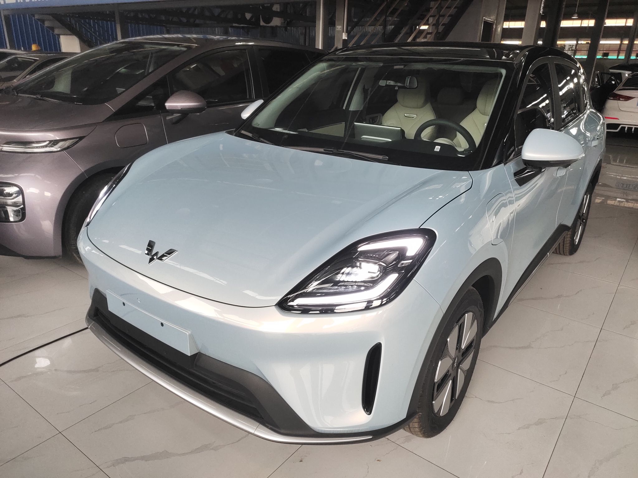 تحت مقدمة السيارة