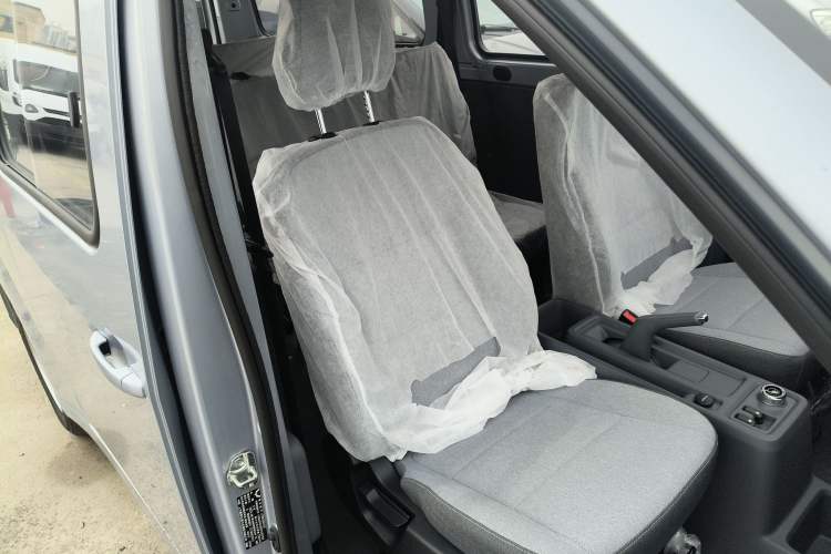 Used Wuling Yangguang 2024 300KM Comfort Version Passenger Van 75kW