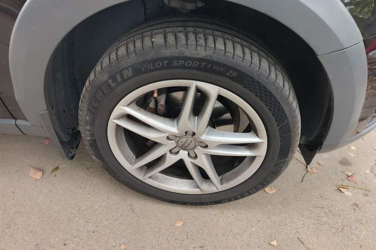 Used Audi Q5 2017 Plus 40 TFSI Comfort Model Right Front Wheel Hub