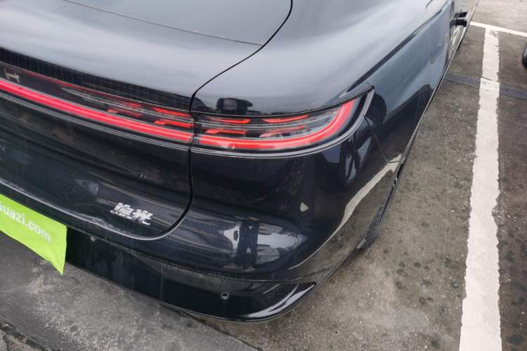 Used VOYAH PASSION 2024 PHEV Four-Wheel Drive Ultra-Long Range Flagship Model Right Rear Taillight