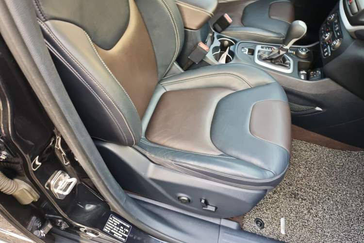 Used Jeep Cherokee 2016 2.4L Professional Smart Version
