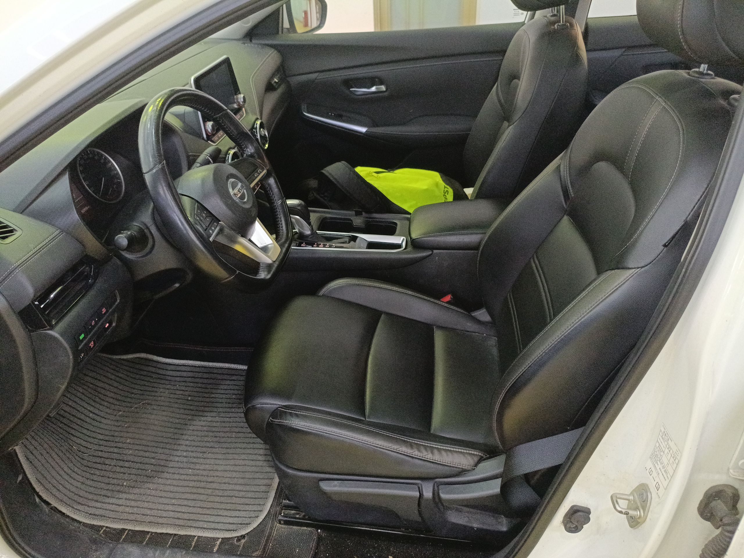 Переднее сиденье в автомобиле