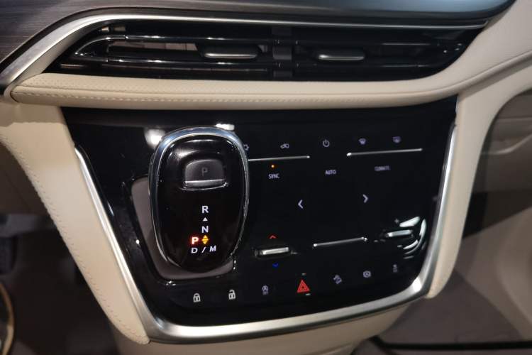 Used Buick GL8 2023 ES Lu Zun Comfort Model Audio And AC Panel