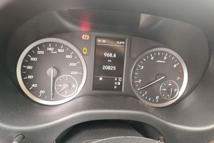 Used Mercedes-Benz Vito 2023 2.0T Elite Version 7 Seats Odometer Close Up