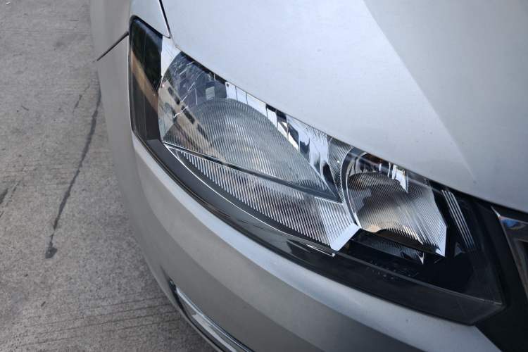 Used Skoda Rapid 2015 1.6L Manual Smart Selection Model Right Front Headlight