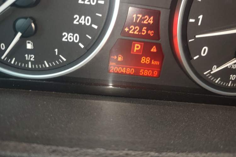 Used BMW X5 2011 xDrive35i Leading Model Odometer Close Up