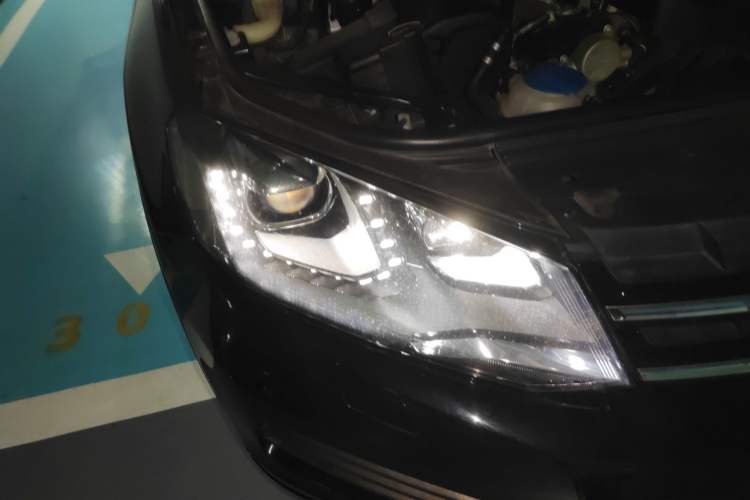 Used Volkswagen Touareg 2014 3.0 TSI New Edition Right Front Headlight