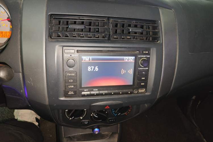 Used Nissan Livina 2010 JINRUI Edition 1.6L Automatic Standard Model Audio And AC Panel