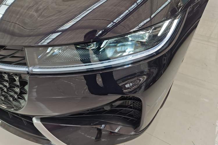 Used VOYAH PASSION 2024 PHEV Four-Wheel Drive Ultra-Long Range Flagship Model Left Front Headlight