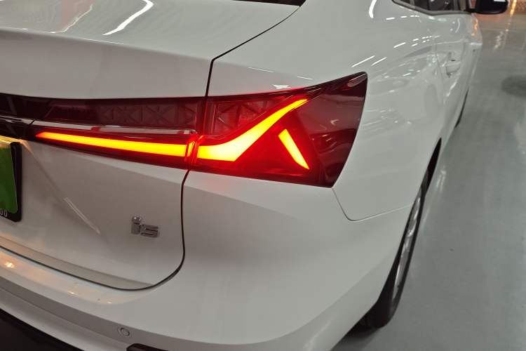 Used Roewe i5 2026 Model 1.5L Manual Comfort Version
