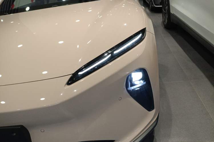 Used Nio ET5 2024 75 kWh Left Front Headlight