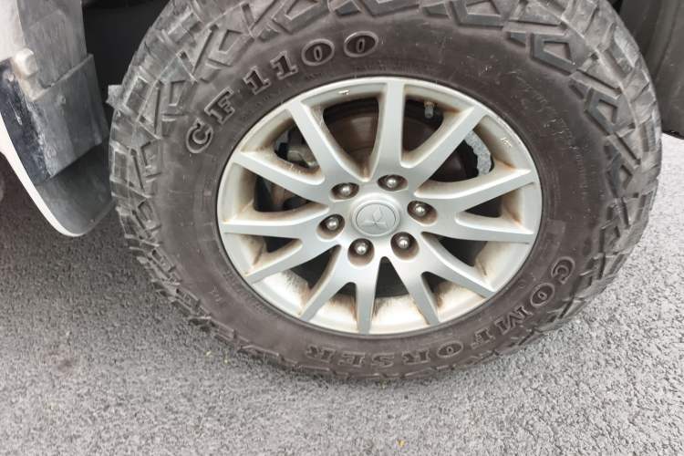 Used Mitsubishi Pajero Sport 2013 3.0L Automatic Two-Wheel Drive Luxury Edition Right Front Wheel Hub