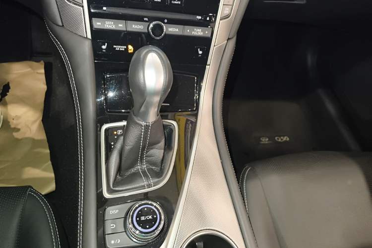 Used Infiniti Q50 2014 3.7L Comfort Edition Gear Lever