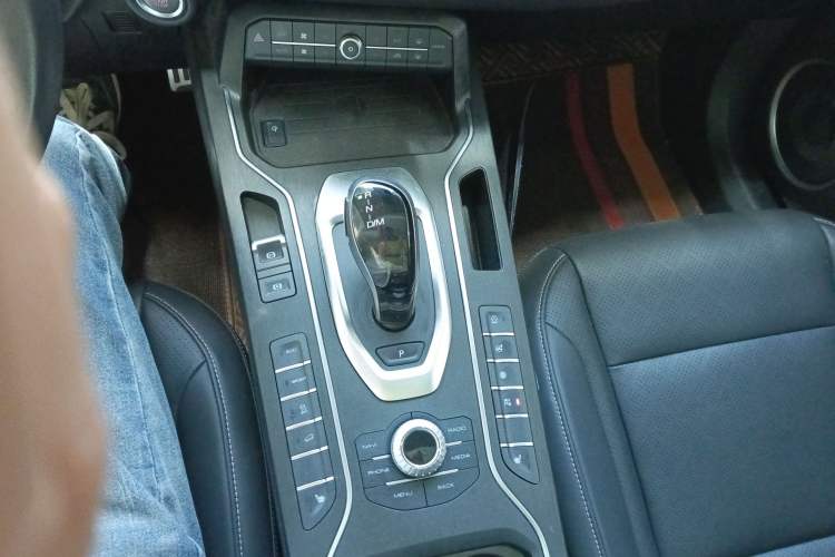 Used Wey VV6 2018 2.0T Two-Wheel-Drive Ultra-Luxury Version China V Standard