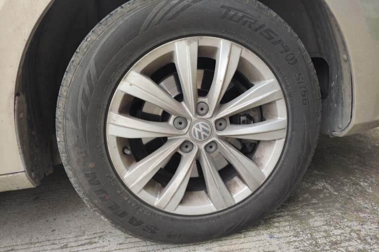 Used Volkswagen Bora 2016 1.6L Manual Fashion Edition Right Front Wheel Hub