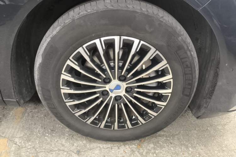 Used Denza D9 2022 EV 600 Four-Wheel Drive Flagship Model Right Front Wheel Hub