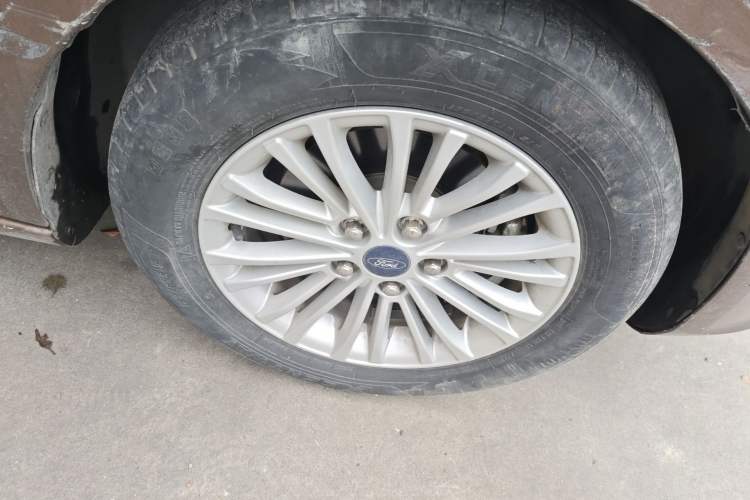 Used Ford Escort 2015 1.5L Automatic Comfort Edition Right Front Wheel Hub