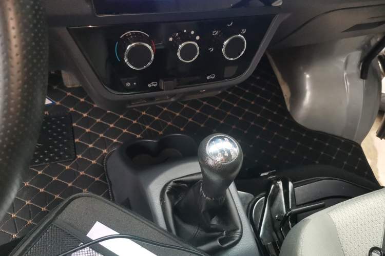 Used Jinbei Hiace X30 2023 1.5L Super-Comfortable Passenger Van 5/6/7-Seater Non-Air-Conditioned Version Model SWC15M