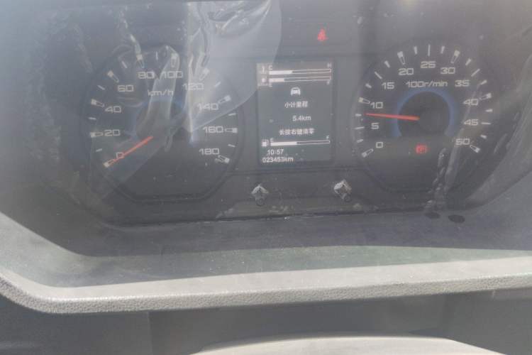 Used Iveco Daily 2023 2.5T A35M1 Short Wheelbase Low-Roof Single-Tire Side-Sliding Door 5-9 Seater
