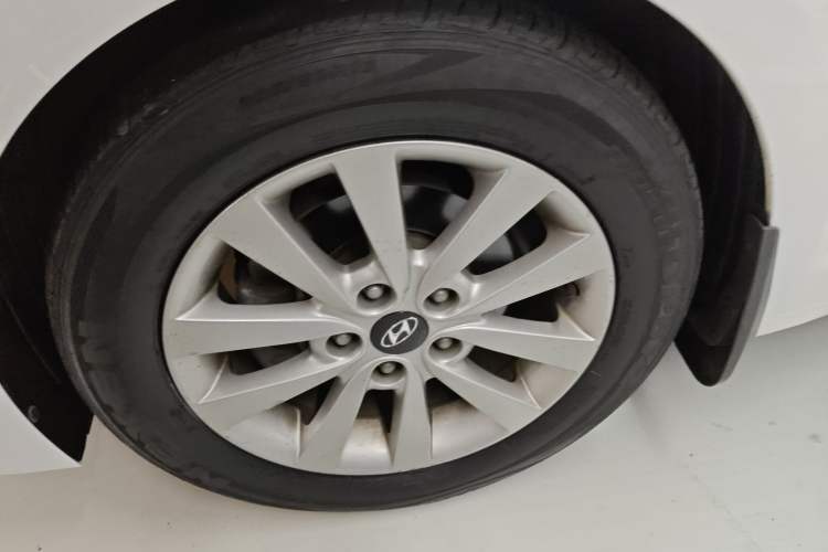 Used Hyundai Mistra 2014 1.8L Automatic Smart GLS Left Front Wheel Hub