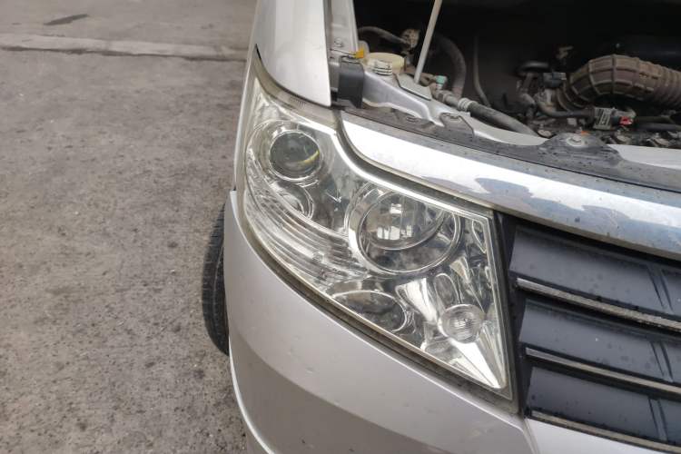 Used Dongfeng Shuaike 2013 Revised Version 1.5L Manual Comfort Trim 7 Seats China IV Standard Right Front Headlight